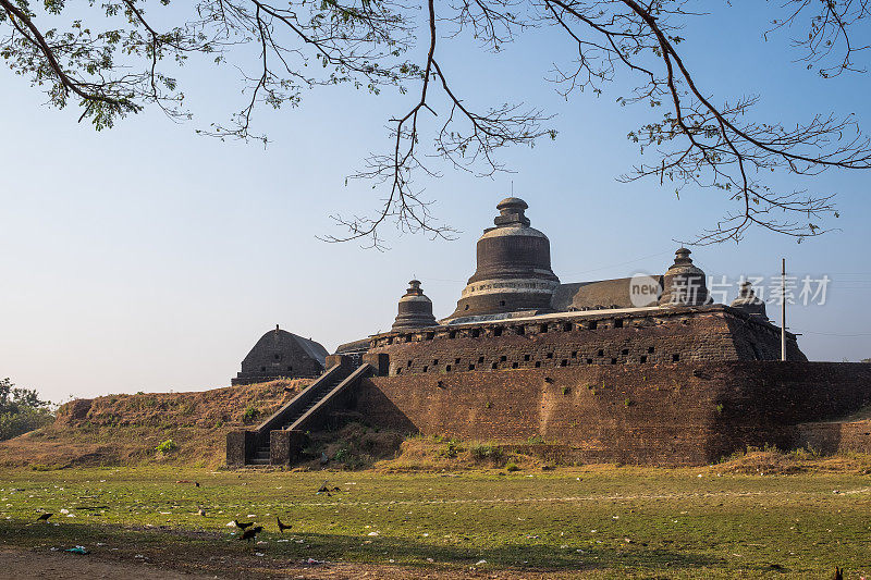 缅甸若开邦Mrauk U北部一座小山上的Htukkanthein庙